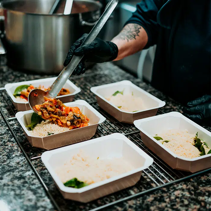 Préparation de repas faits maison avant livraison à domicile pour seniors